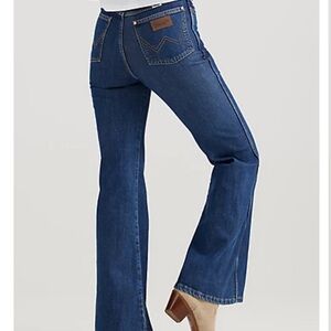 WOMENS WANDERER HIGH RISE FLARE JEAN:SKI PATROL. Size 30. NWT.